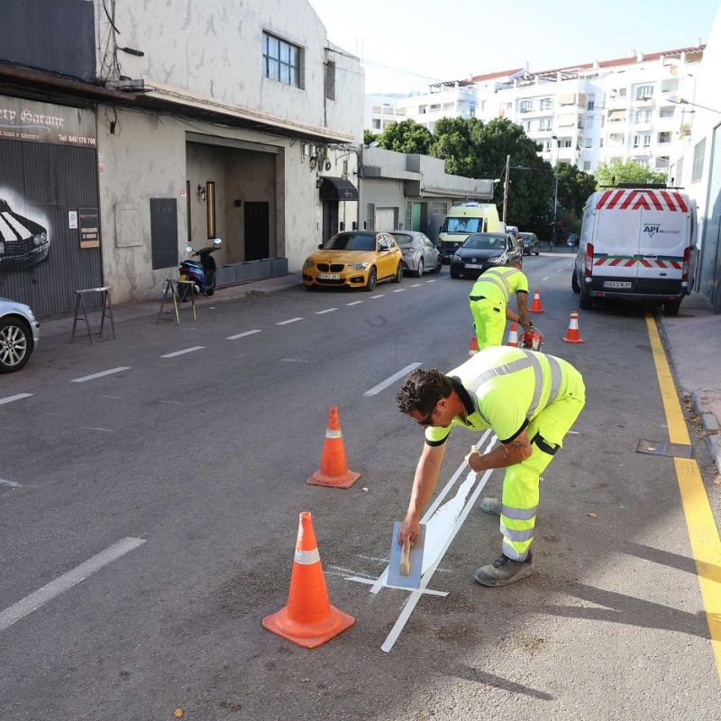 El Ayuntamiento mejora la señalización vial del polígono industrial de Nueva Andalucía para reforzar la seguridad y agilizar la circulación