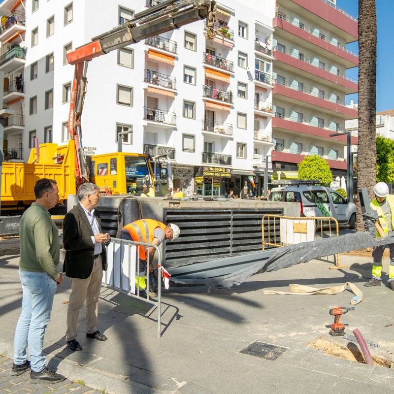 El Ayuntamiento renueva el alumbrado en la avenida Marqués del Duero, principal arteria comercial de San Pedro Alcántara, con la instalación de once nuevas farolas y nueve proyectores LED