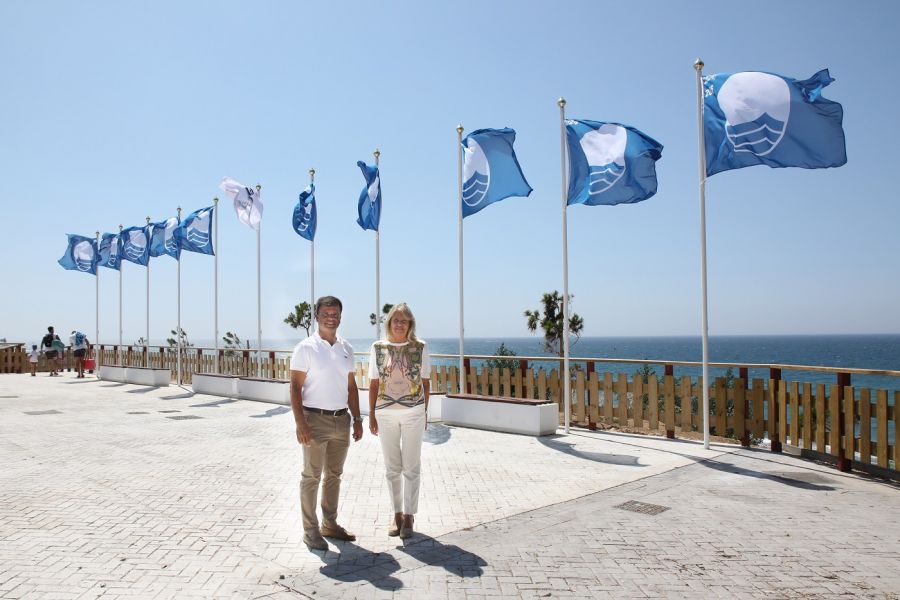 Imagen de la noticia El Ayuntamiento iza las banderas azules y los dis…