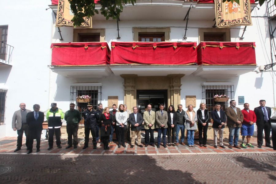 Imagen de la noticia El Ayuntamiento guarda un minuto de silencio y co…