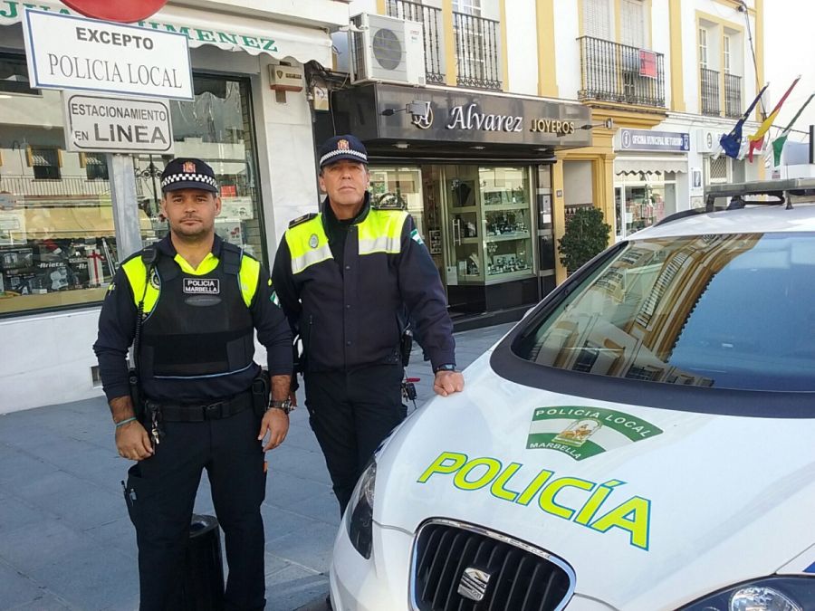 Imagen de la noticia Agentes de la Policía Local ayudan a una pareja e…