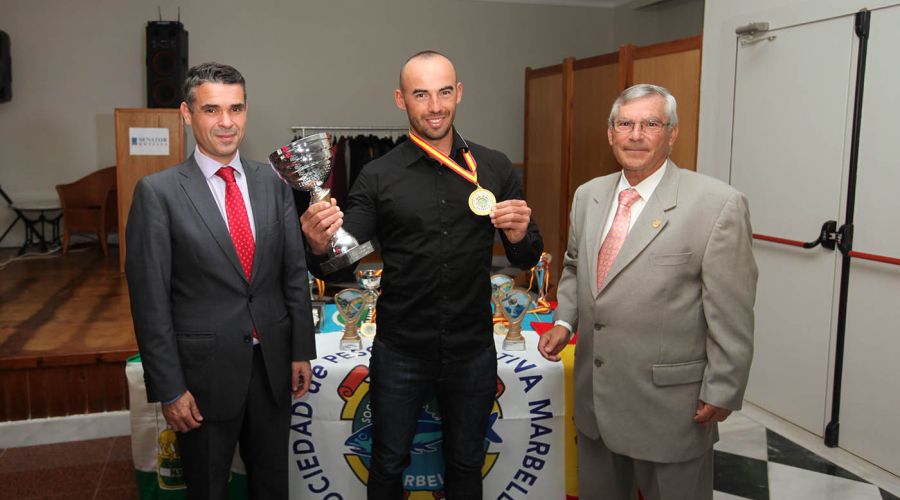 El alcalde acompaña a la Sociedad de Pesca Deportiva de Marbella en su tradicional cena de Navidad