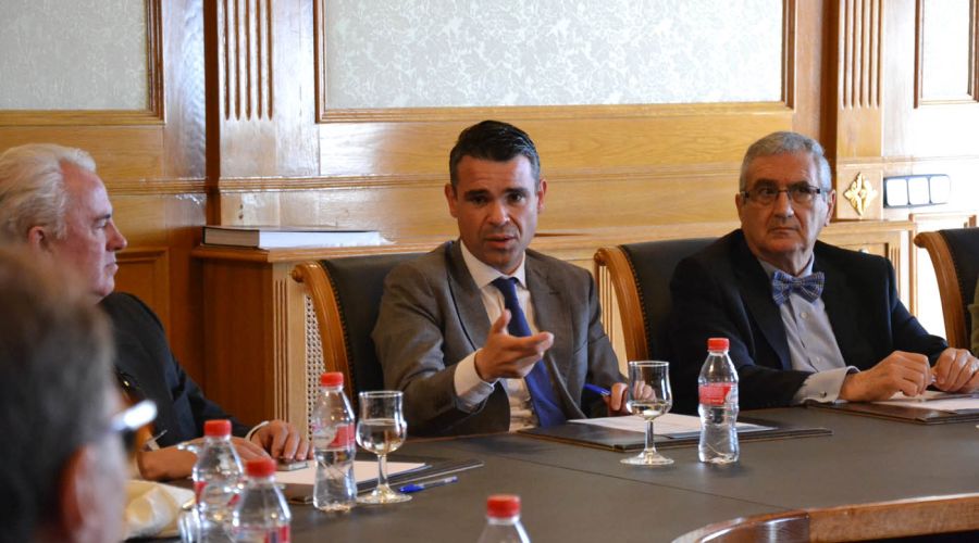 El alcalde traslada a los integrantes del Círculo Mercantil de Málaga el modelo de ciudad en el que trabaja el Ayuntamiento en materia urbanística