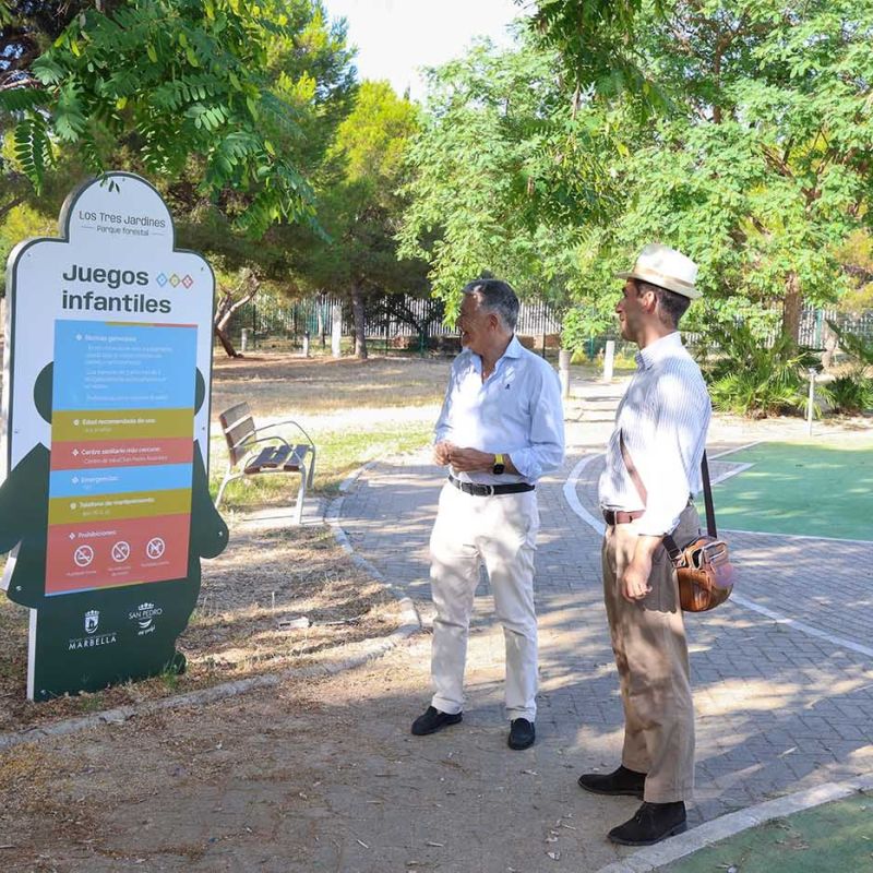 El Ayuntamiento renueva la señalización del Parque de los Tres Jardines de San Pedro Alcántara para reforzar su imagen y facilitar la orientación a sus visitantes