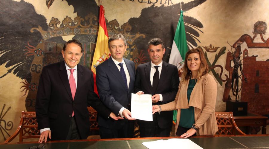 El Ayuntamiento de Marbella y Endesa firman un acuerdo de colaboración para evitar cortes de suministro eléctrico a los ciudadanos por motivos económicos