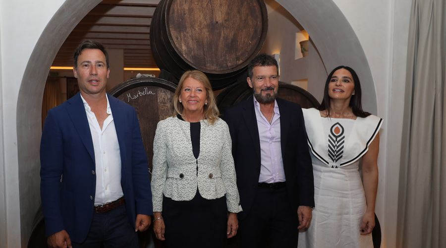 La alcaldesa destaca el “valor añadido” que aportan a la ciudad  proyectos como el Pimpi Marbella, que ha abierto hoy sus puertas en el hotel Puente Romano
