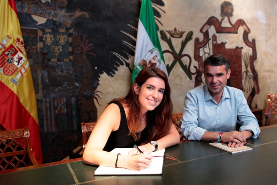 Imagen de la noticia El alcalde de Marbella recibe a la autora del poe…
