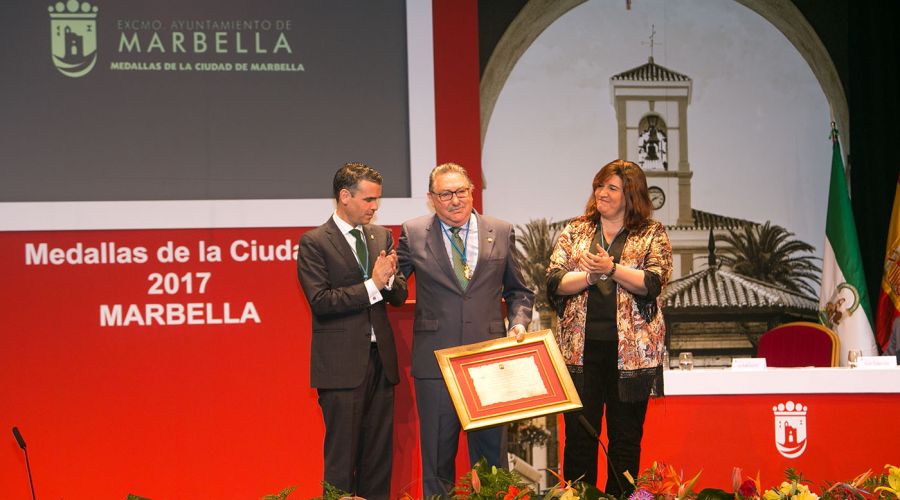 El Ayuntamiento entrega en un emotivo acto las Medallas de Marbella a Pablo Ráez, Salvador de la Peña y Aspandem