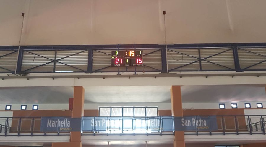La Tenencia de Alcaldía de San Pedro Alcántara mejora la iluminación e instala un nuevo marcador electrónico en el Palacio de Deportes ‘Elena Benítez’