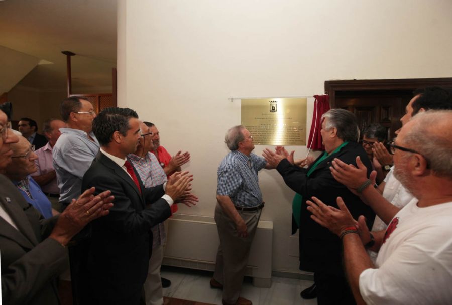 Imagen de la noticia Descubierta una placa en la puerta del Salón de P…