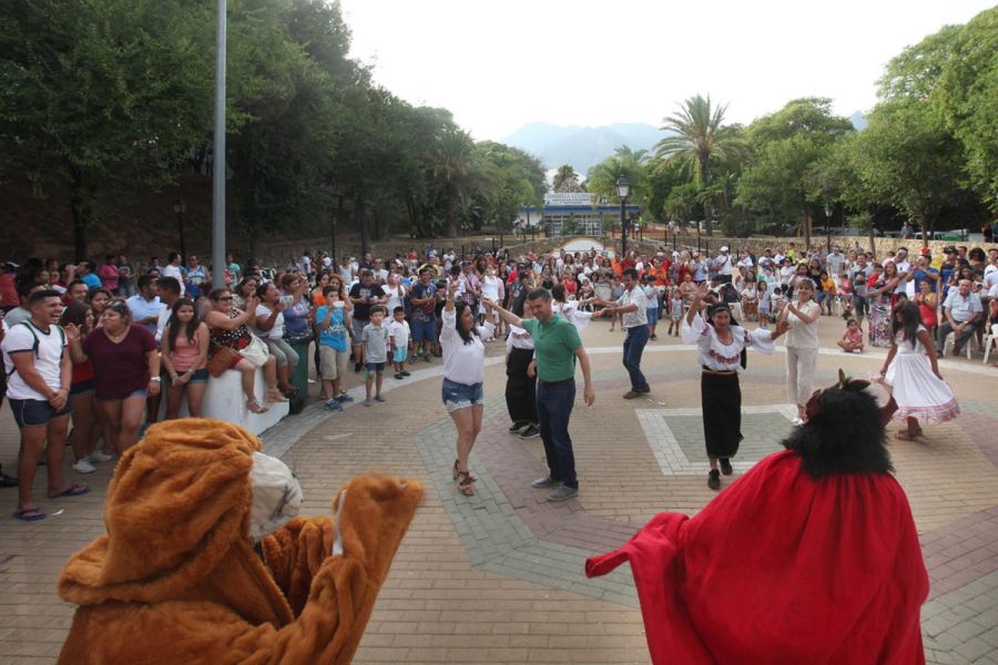 Imagen de la noticia El alcalde compartió con la comunidad ecuatoriana…
