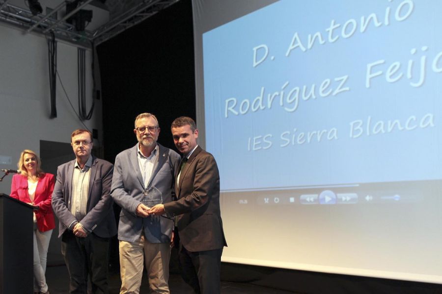 Imagen de la noticia El Ayuntamiento homenajea a los maestros y maestr…