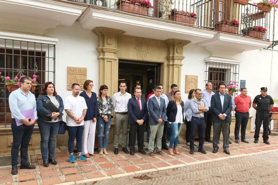 Imagen de la noticia La Corporación municipal guarda un minuto de sile…