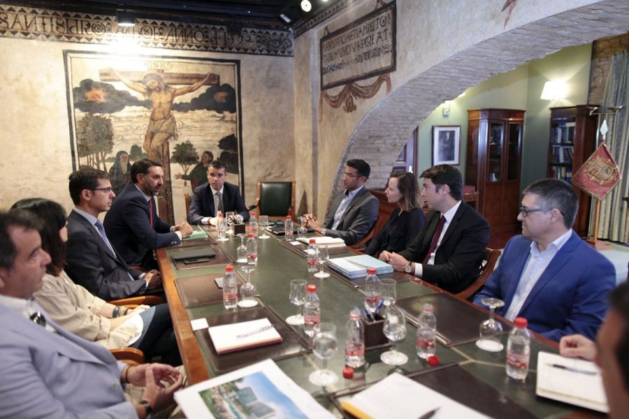 Imagen de la noticia El alcalde y el consejero de Turismo mantienen un…