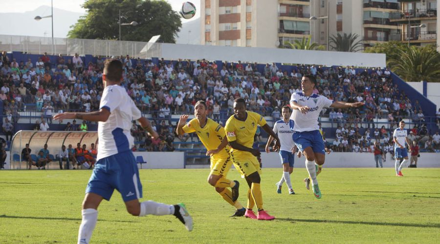 El alcalde ha presenciado el encuentro de fútbol entre el Marbella FC y el Cádiz CF