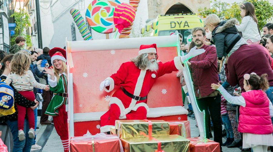 Marbella da una multitudinaria bienvenida a Papá Noel