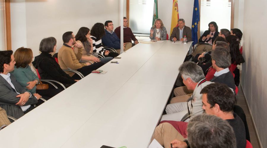 La alcaldesa participa en una reunión entre técnicos municipales y arquitectos para abordar asuntos de interés urbanísticos