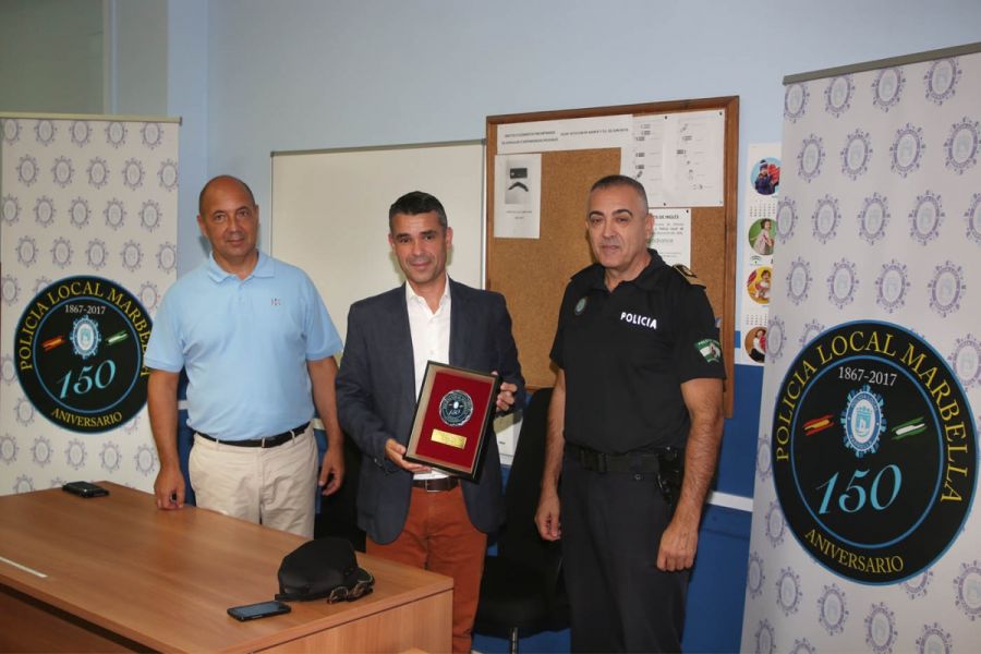 Imagen de la noticia El alcalde entrega una placa a la Policía Local c…