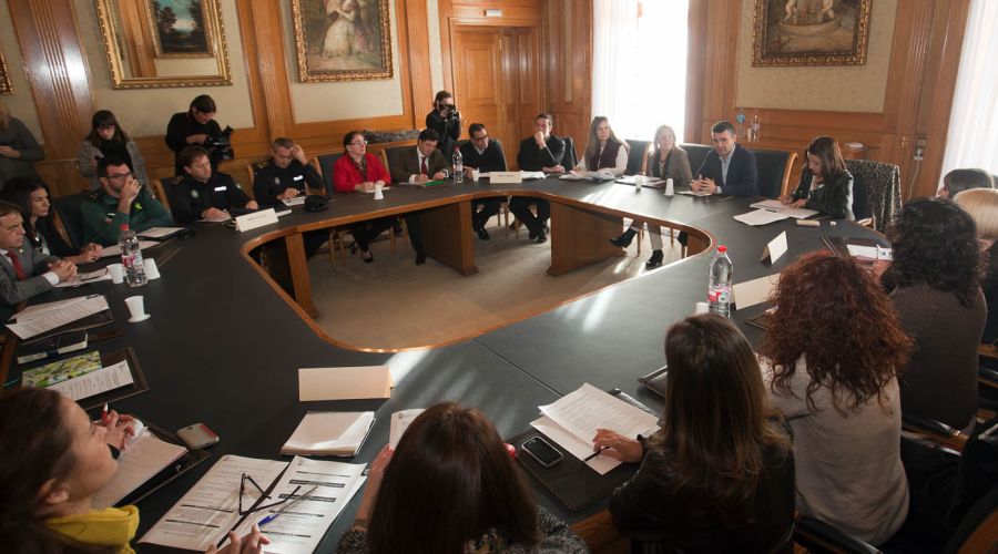 Marbella reúne a representantes de los ámbitos policial, institucional, sanitario y educativo en una mesa de trabajo para avanzar en la lucha contra los malos tratos