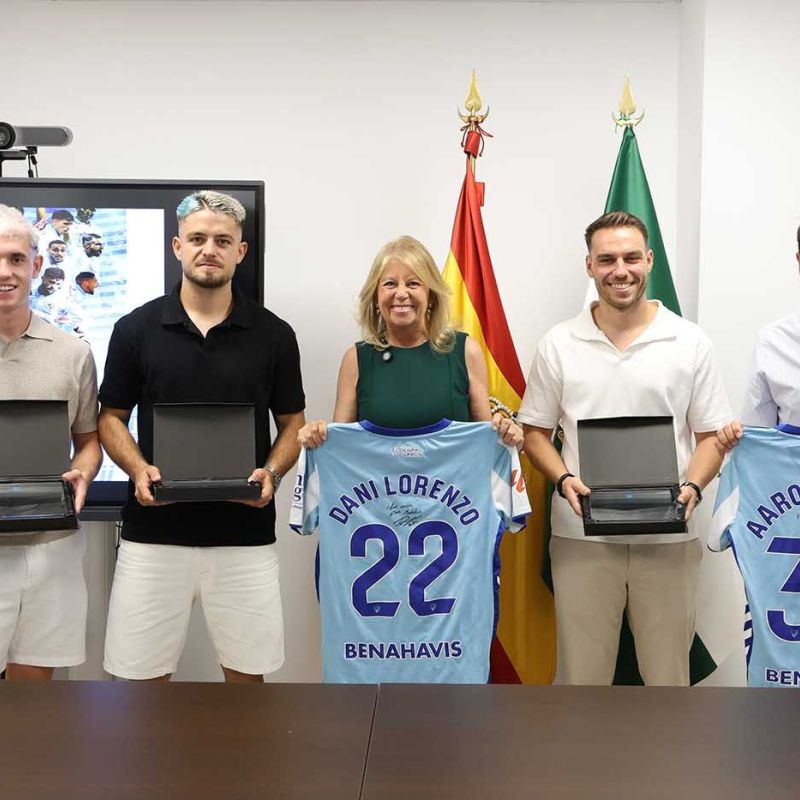 La alcaldesa destaca los éxitos de los deportistas locales Dani Lorenzo, Aarón Ochoa y Dani Jiménez tras el ascenso del Málaga CF a Primera División