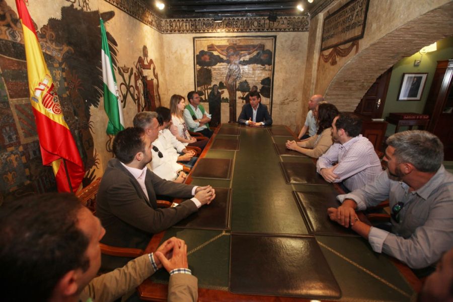 Imagen de la noticia El alcalde recibe a los nuevos trabajadores que r…