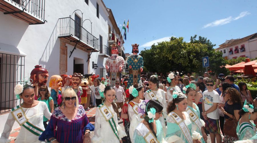El balcón del Ayuntamiento ya luce el Pendón de Marbella