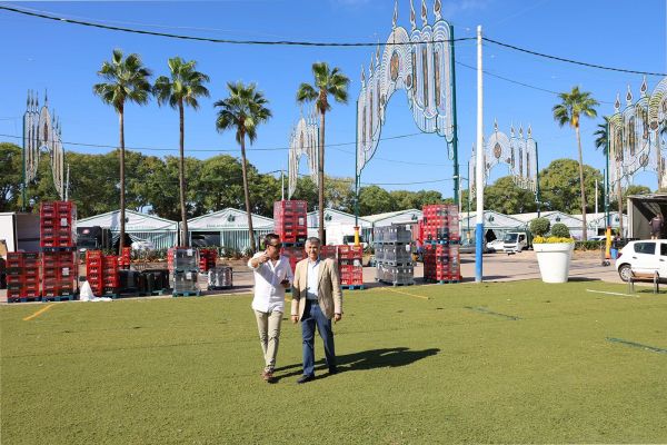 La Feria de San Pedro Alcántara arranca hoy tras un mes de preparativos en el recinto de La Caridad, que contará con más de una veintena de casetas, 4.000 plazas de aparcamiento y 500.000 luces LED