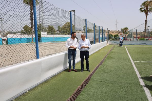 El Ayuntamiento instala un nuevo sistema de protección perimetral en el campo de fútbol 7 del anexo Juan José Almagro de San Pedro Alcántara