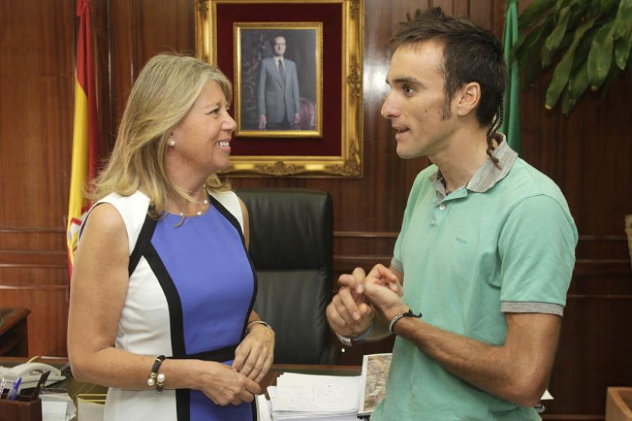 Imagen de la noticia La alcaldesa felicita al ciclista marbellí Luis Á…