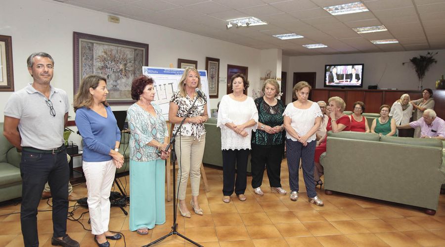 La alcaldesa asiste en los centros Encarna Cantero y Plaza de Toros a la celebración del Día Internacional de Personas Mayores