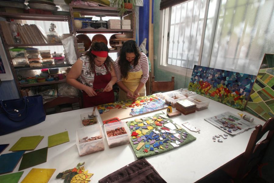 Imagen de la noticia Igualdad recibe un mural cerámico del Aula Creati…