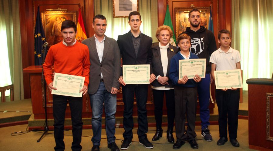 Cinco deportistas del municipio reciben en el Ayuntamiento las becas de formación y perfeccionamiento de la Fundación Banús
