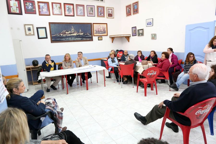 Imagen de la noticia La alcaldesa mantiene un encuentro con vecinos de…