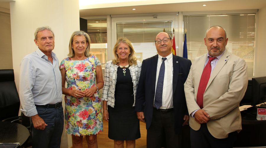 La alcaldesa mantiene la tercera reunión con un colegio profesional para informar sobre la decisión del Ayuntamiento de elaborar el PGOU de Marbella