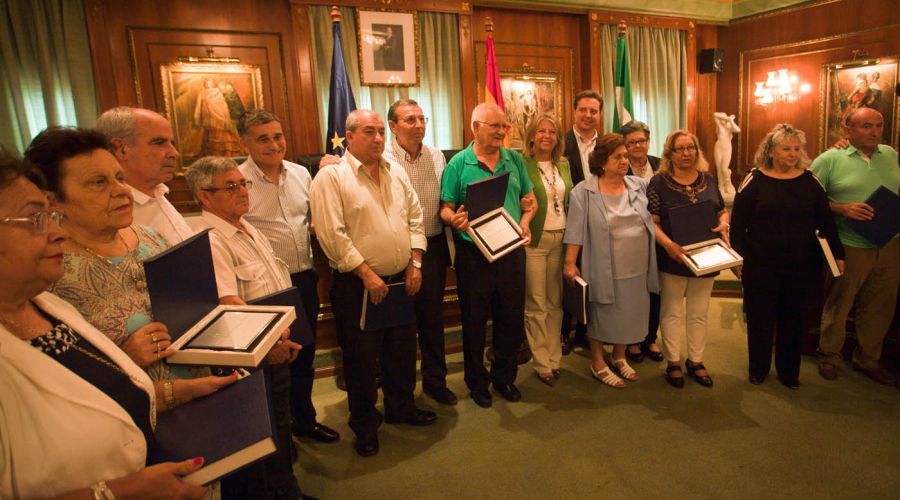La alcaldesa reconoce la labor realizada en el Ayuntamiento de 19 trabajadores jubilados