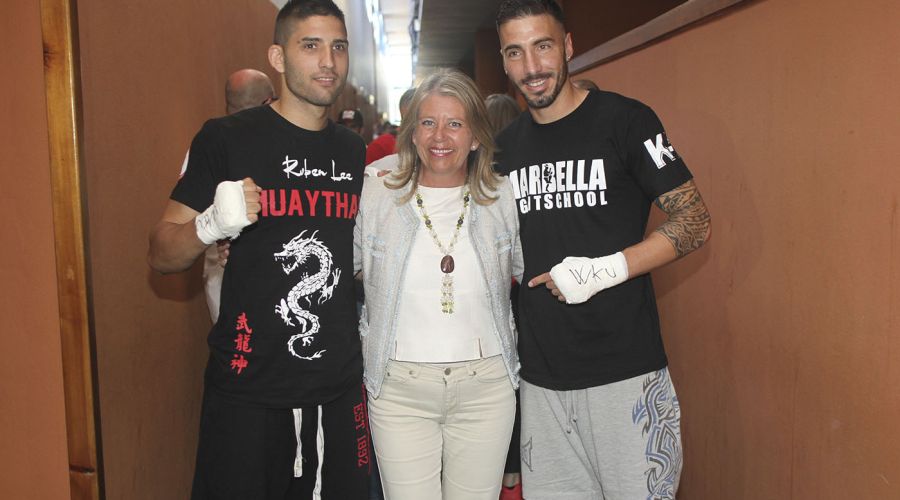 Ángeles Muñoz acompaña a los participantes en el campeonato de kick boxing \'International Kombat Marbella\'