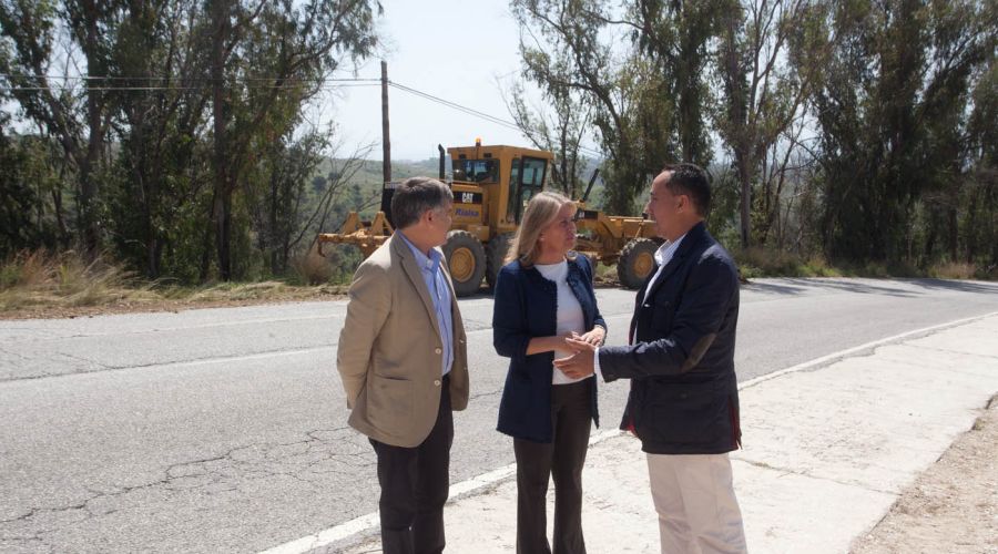 El Ayuntamiento ejecuta los trabajos de acondicionamiento y mejora de la seguridad vial de la carretera que une Las Chapas con La Mairena