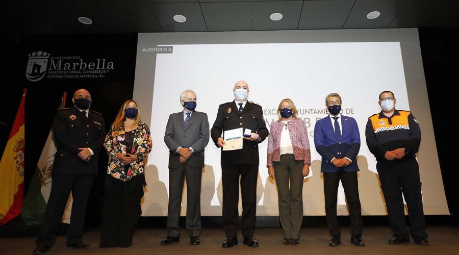 La alcaldesa destaca durante el acto de entrega de medallas de la Agrupación de Protección Civil la generosidad y el compromiso de sus voluntarios