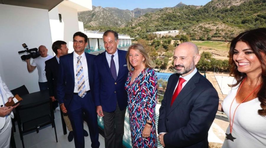 La alcaldesa subraya que la marca Marbella “hoy brilla más aún con la apertura del establecimiento hotelero que supone el regreso del Club Med a España”