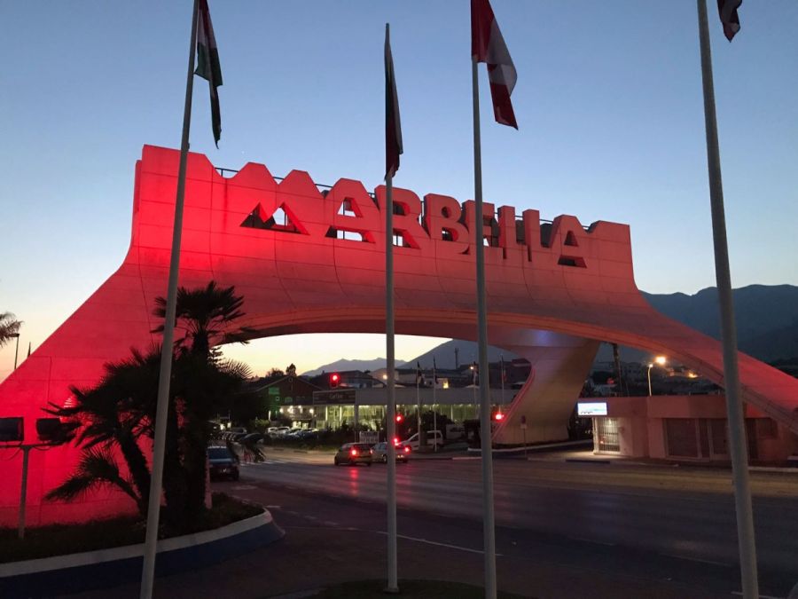Imagen de la noticia El Arco de Marbella se ilumina de rojo por el Día…