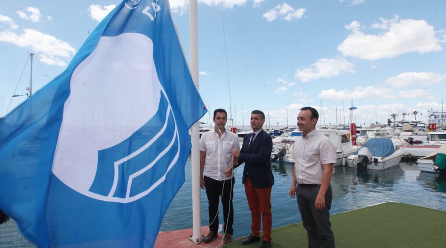 Marbella luce sus banderas azules en cinco playas y en el Puerto Deportivo de la ciudad