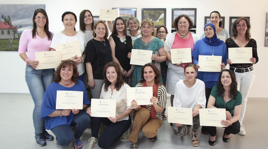 Entrega de diplomas a las participantes de talleres de la delegación de Igualdad
