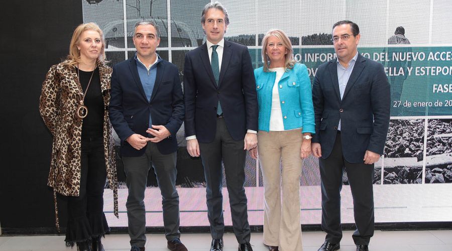 La alcaldesa visita el \'Street Tenis\' en el bulevar de San Pedro Alcántara