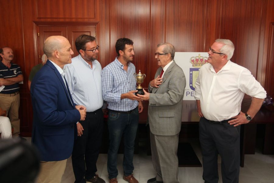 Imagen de la noticia Franciso Osorio hace entrega a la U.D. San Pedro…