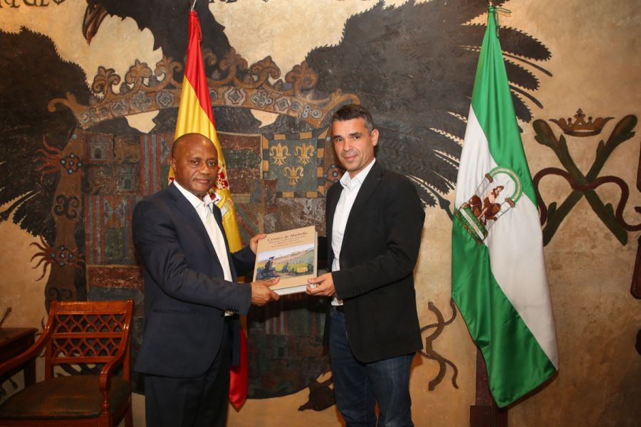 Imagen de la noticia El alcalde recibe al ministro de Turismo de Guine…