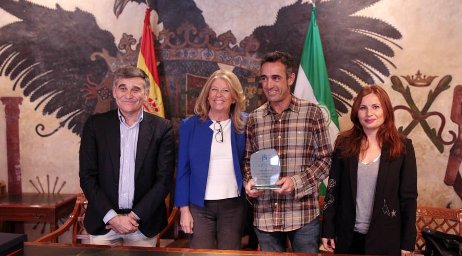El Ayuntamiento reconoce la labor del palmerero municipal Miguel Ángel Sánchez