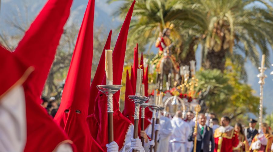 Marbella se vuelca con La Pollinica durante su recorrido por la ciudad