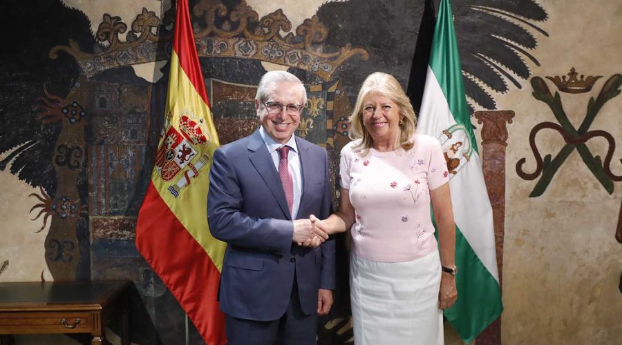 La alcaldesa recibe en el Ayuntamiento a los embajadores de México y Kazajistán