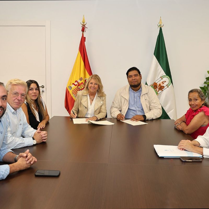 El Ayuntamiento firma un convenio con la Asociación VENEMAR para contribuir a los gastos de envío de 1.000 kilos de ayuda humanitaria recopilada en la ciudad para los afectados por los terremotos en Venezuela
