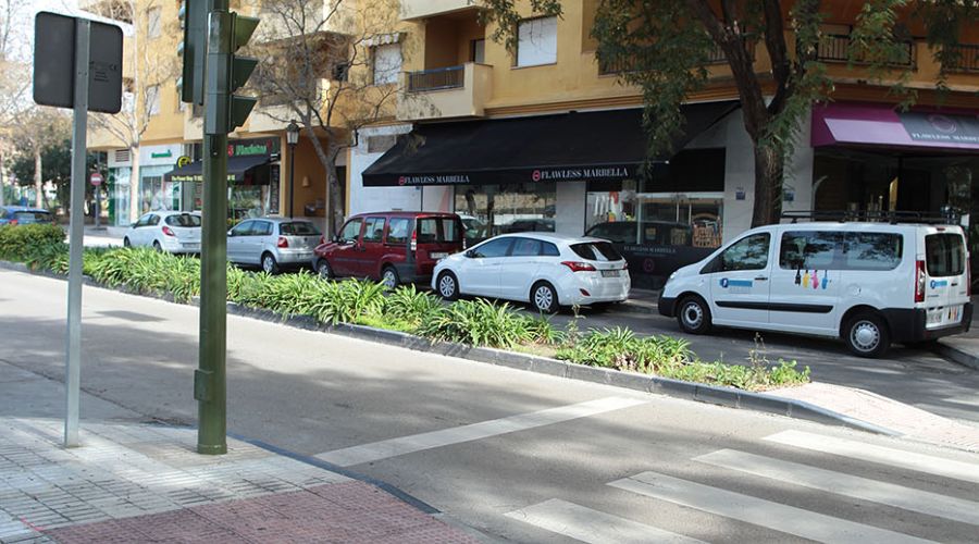 El nuevo cruce semafórico de la avenida Virgen del Rocío de San Pedro Alcántara entrará en funcionamiento mañana